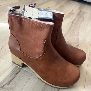 NWT universal Thread Booties